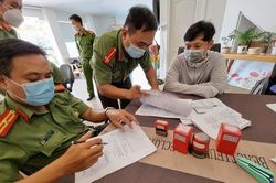 Bắt giám đốc lập 2 công ty bảo lãnh người nước ngoài nhập cảnh trái phép
