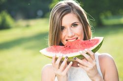 Sốt có ăn được dưa hấu không? Đối tượng nào không nên ăn dưa hấu?