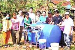 Tình nguyện mang nước sạch đến với người dân vùng cao