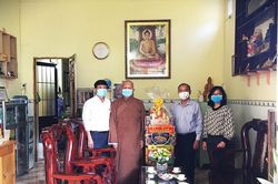 TP.HCM: Ban Dân vận Thành ủy thăm, chúc mừng Phật đản Phật lịch 2565