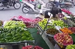 Mẹ quên tắt máy, bé trai hiếu động vặn tay ga và khoảnh khắc nhớ đời giữa chợ