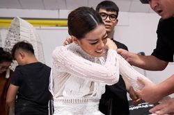 Ảnh Khánh Vân bật khóc khi thử trang phục cho Hoa hậu Hoàn vũ