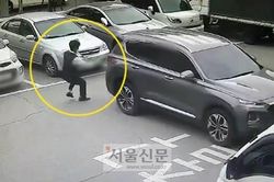 'Hot': Pha cứu người khỏi bị xe ô tô đè nghiến trong gang tấc của một nam thanh niên