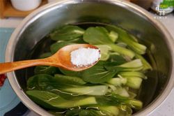 Sai lầm khi rửa khiến rau 'ngậm' hóa chất, gây hại sức khỏe