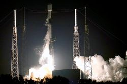 SpaceX phóng tên lửa cùng 54 vệ tinh
