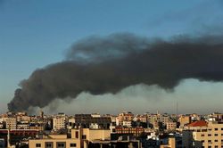 Israel nã bom vào nhà thủ lĩnh Hamas, đối phương đáp trả bằng rocket