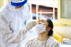 Thêm một F1 của nguyên Giám đốc Hacinco dương tính với virus SARS-CoV-2
