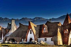 Khách sạn làm bằng rơm và đất sét đẹp như cổ tích ở Transylvania