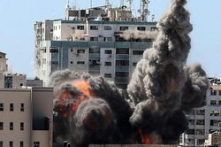 Cuộc không kích của Israel san phẳng tòa cao ốc ở dải Gaza