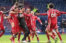 Liverpool: Klopp 'sốc 1 giây' khi chứng kiến bàn thắng của Alisson