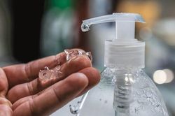 Vừa hút thuốc vừa dùng nước rửa tay kháng khuẩn, người đàn ông suýt chết
