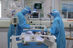 17 ca Covid-19 nguy kịch, nam bác sĩ trẻ phải thở oxy
