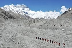 Dịch COVID-19: Trung Quốc chính thức cấm leo núi Everest
