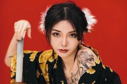 Nàng mẫu Trung Quốc đam mê xăm mình