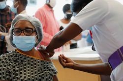 Ghana bắt đầu triển khai tiêm liều 2 vắc xin ngừa COVID-19