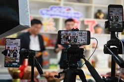 Streamer bị cấm sóng vì quay video phản cảm trong khách sạn