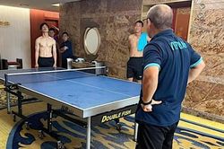 Công Phượng chơi bóng bàn với HLV Park