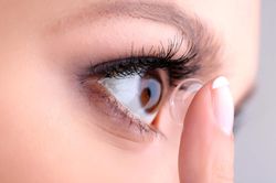3 điều cấm kỵ khi đeo kính áp tròng