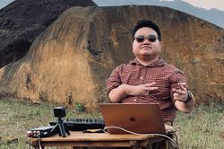Chàng trai xương dễ vỡ mơ 'quẩy' nhạc khắp Việt Nam