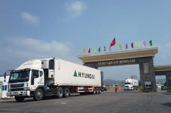 Niêm phong cabin xe vận chuyển hàng hóa XNK vào TP Móng Cái