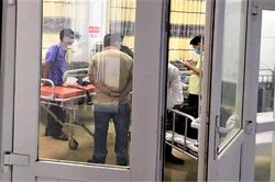 Sập tường lò gạch, ba cháu bé thương vong