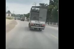 Xe tải lạng lách, đánh võng không nhường đường xe cứu thương
