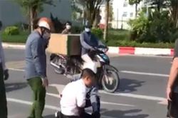 Đứng nhìn nạn nhân vật lộn với cướp, cán bộ công an bị xử lý ra sao?