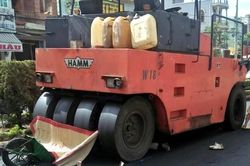 Đang đẩy xe chở vật liệu, nữ công nhân bị xe lu cán tử vong