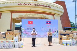 Quảng Trị trao tặng vật tư y tế phòng, chống dịch cho 3 huyện của Lào