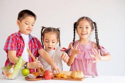 Trau dồi các kỹ năng xã hội để trẻ tự tin hơn