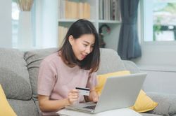 Nếu đang tiêu tiền theo 10 cách sau đây, bạn có muốn nghèo cũng chẳng được