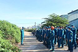 UBND phường Diên Hồng ra quân dọn dẹp vệ sinh môi trường