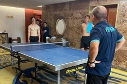 Công Phượng khoe cơ bắp khi 'đối đầu' với thầy Park