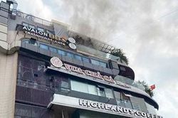 Dập tắt đám cháy trên nóc tòa nhà 'Hàm cá mập'