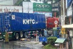 Nữ sinh tử vong, tài xế mặc áo Grab nguy kịch sau va chạm với xe container