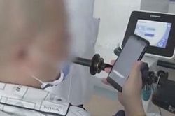 Người đàn ông hát tình ca tặng vợ khi tỉnh lại sau 4 năm sống thực vật