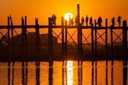 Cây cầu gỗ lâu đời và dài nhất thế giới ở Myanmar