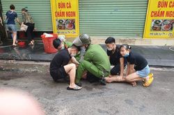 Khống chế đối tượng nghi 'ngáo đá' chặn ô tô trấn tiền, tấn công cảnh sát ở Hà Đông