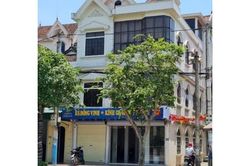 'Bác thằng bần' nhảy lầu