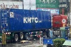 Tin giao thông đến sáng 19/5: Va chạm với container, nữ sinh tử vong; xe tải rớt bánh lao lên dải phân cách