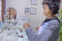 Nghệ sĩ Kim Ngân thích mua trang sức giá trị