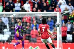 M.U sẩy chân đáng tiếc trong ngày Cavani nối gót Ibrahimovic