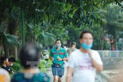 Dịch COVID-19 phức tạp, hồ Tây vẫn tấp nập người ra tập thể dục