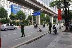 Khống chế nam thanh niên chặn ô tô xin tiền, dọa giết người đi đường