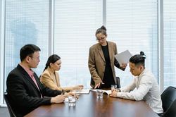 Nhận diện nhân viên 'nhà người ta'