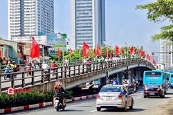 Đường phố Hà Nội ngập cờ hoa mừng sinh nhật Bác và chào mừng bầu cử