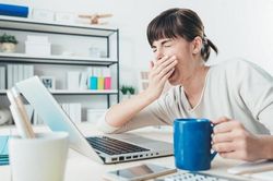 Buồn ngủ sau khi uống cà phê: Nghe vô lý nhưng có thật