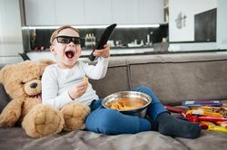 Vì sao không nên vừa ăn vừa xem tivi, máy tính?