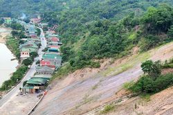 Hàng chục hộ dân ở Nghệ An thấp thỏm nỗi lo sạt lở đồi