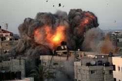 Israel mở 60 cuộc không kích Gaza, Hamas nhắm rocket vào căn cứ IAF